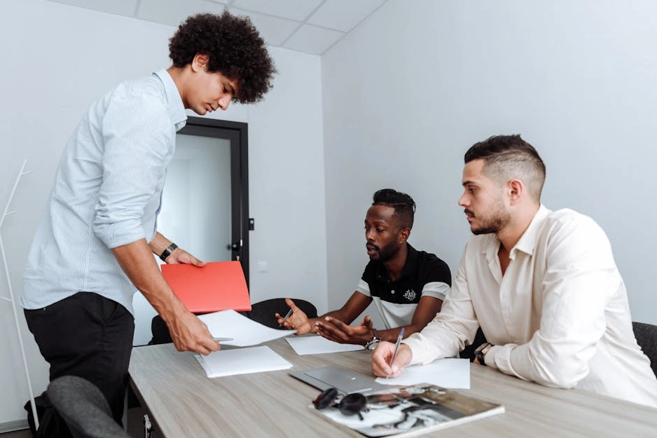 Ofiste strateji toplantısı yapan çeşitli bir ekip
